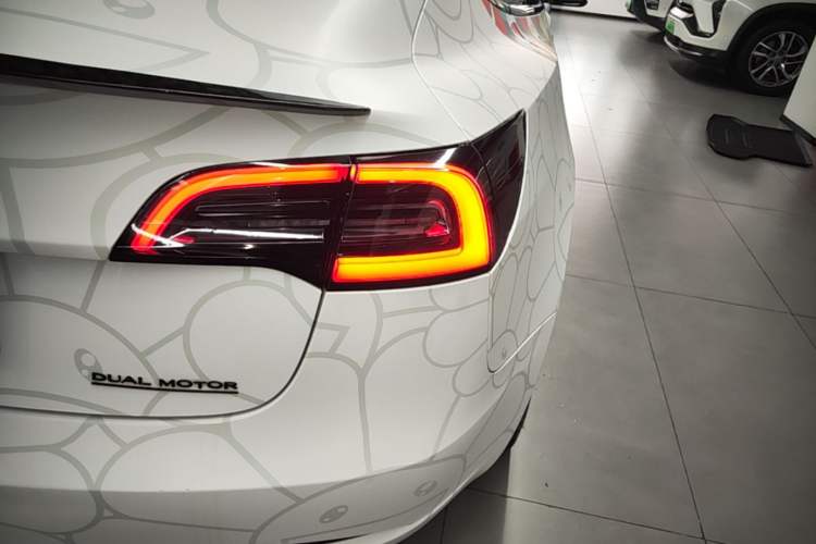 Used Tesla Model 3 2019 Long-Range All-Wheel-Drive Version Right Rear Taillight