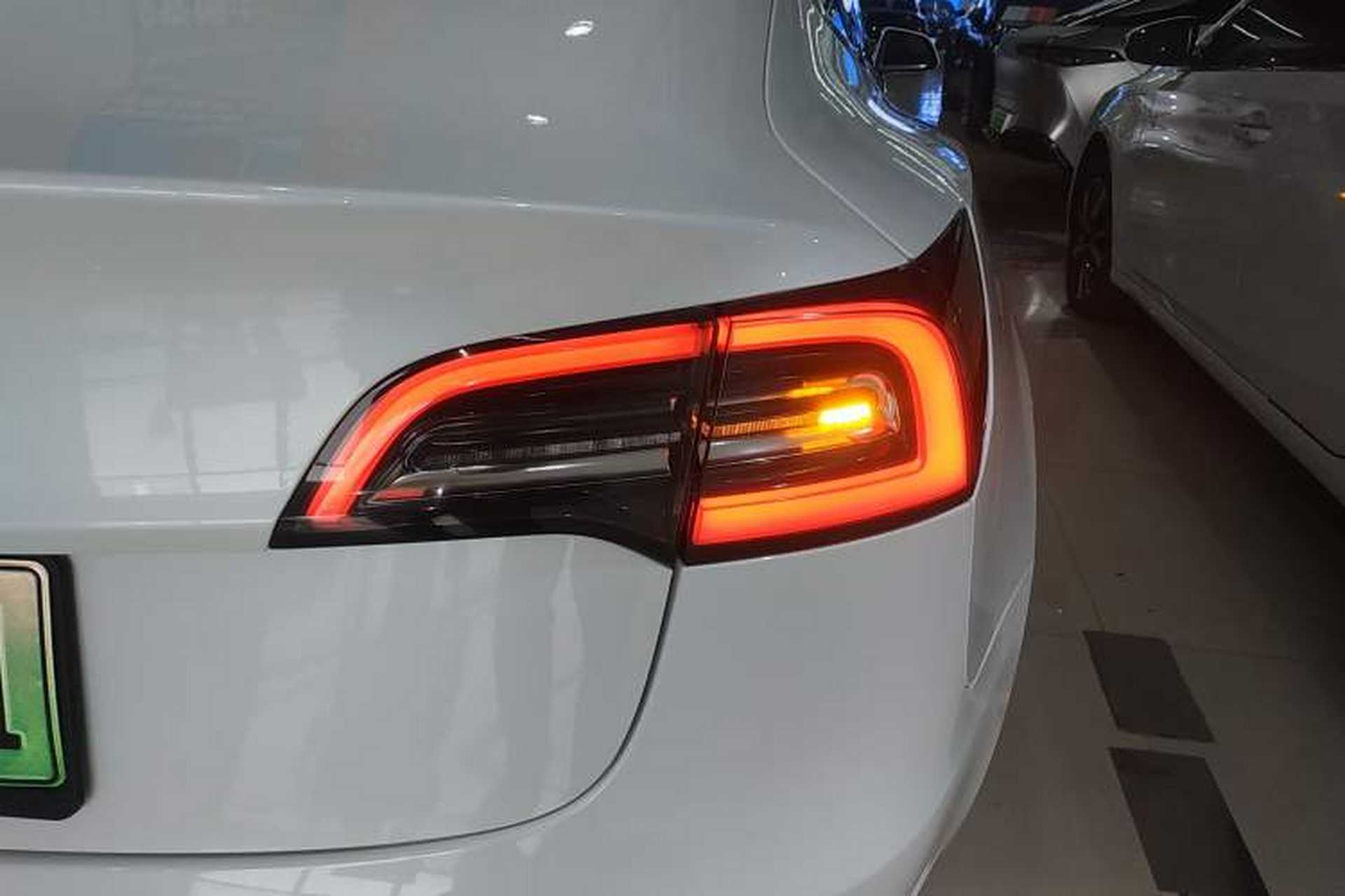 Used Tesla Model 3 2019 Standard Range Rear-Wheel Drive Upgraded Version (60 kWh) Right Rear Taillight