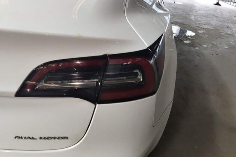 Used Tesla Model 3 2019 Long-Range All-Wheel-Drive Version Right Rear Taillight