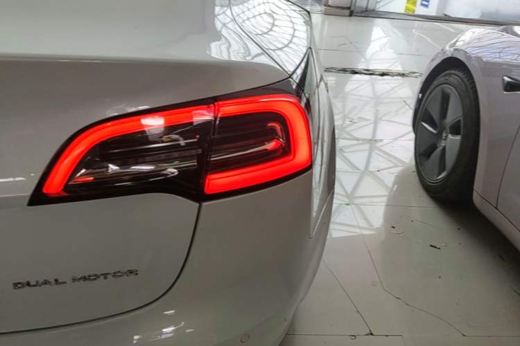 Used Tesla Model 3 2019 Long-Range All-Wheel-Drive Version Right Rear Taillight
