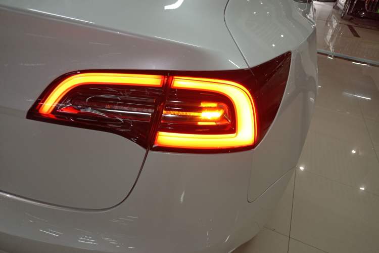 Used Tesla Model 3 2019 Standard Range Rear-Wheel Drive Upgraded Version (52 kWh) Right Rear Taillight