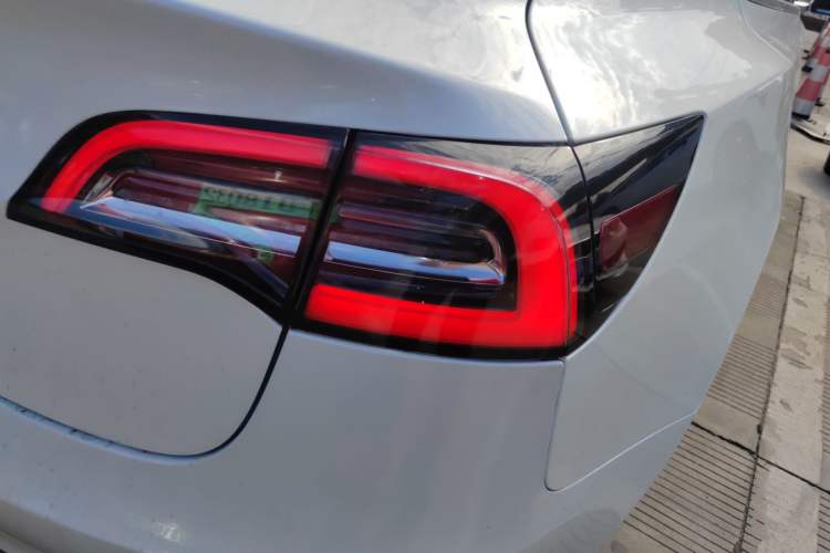 Used Tesla Model 3 2019 Standard Range Rear-Wheel Drive Upgraded Version (52 kWh) Right Rear Taillight
