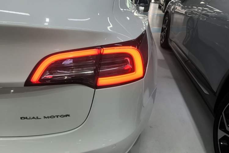 Used Tesla Model 3 2019 Long-Range All-Wheel-Drive Version Right Rear Taillight
