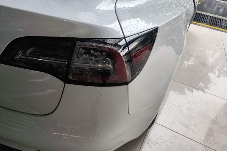 Used Tesla Model 3 2019 Standard Range Rear-Wheel Drive Upgraded Version (52 kWh) Right Rear Taillight