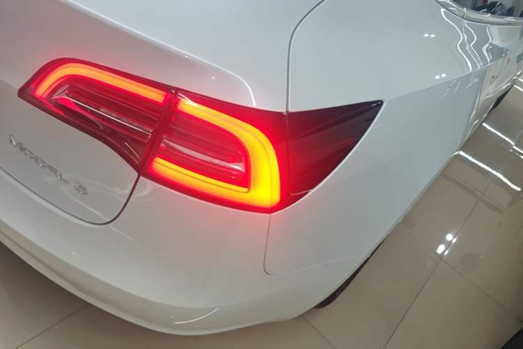 Used Tesla Model 3 2019 Standard Range Rear-Drive Upgraded Version Right Rear Taillight