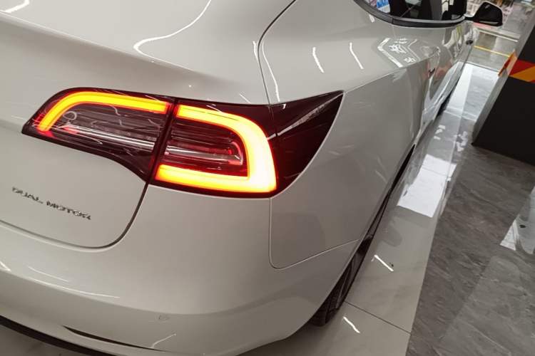 Used Tesla Model 3 2019 Long-Range All-Wheel-Drive Version Right Rear Taillight