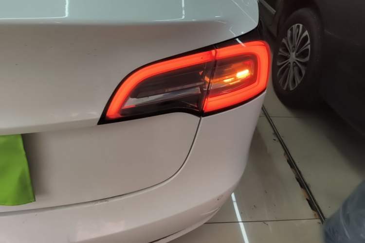 Used Tesla Model 3 2019 Standard Range Rear-Wheel Drive Upgraded Version (60 kWh) Right Rear Taillight