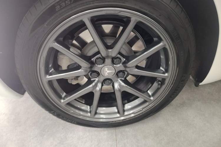 Used Tesla Model 3 2019 Standard Range Rear-Wheel Drive Upgraded Version (52 kWh) Right Rear Wheel Hub