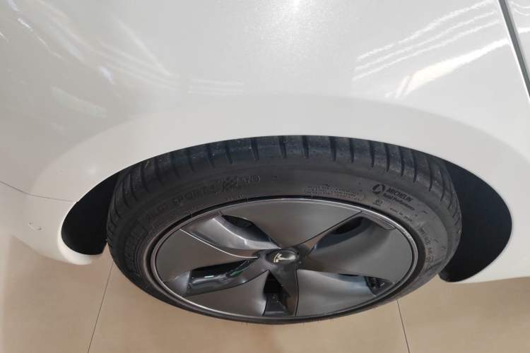 Used Tesla Model 3 2019 Standard Range Rear-Wheel Drive Upgraded Version (52 kWh) Right Rear Wheel Hub