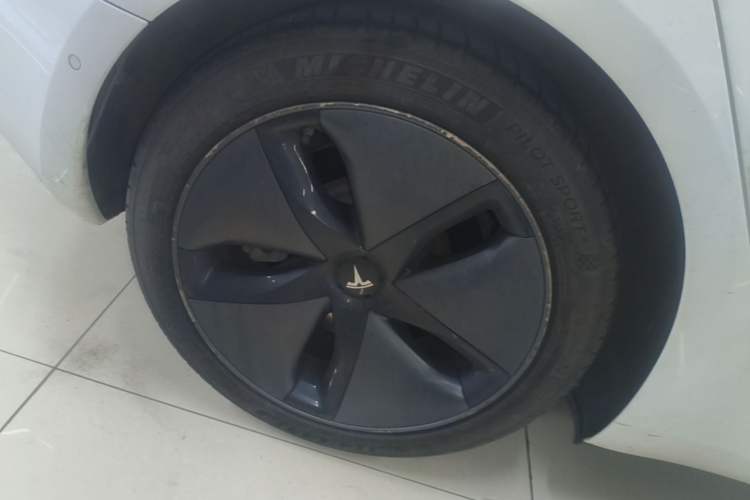 Used Tesla Model 3 2019 Long-Range All-Wheel-Drive Version Right Rear Wheel Hub