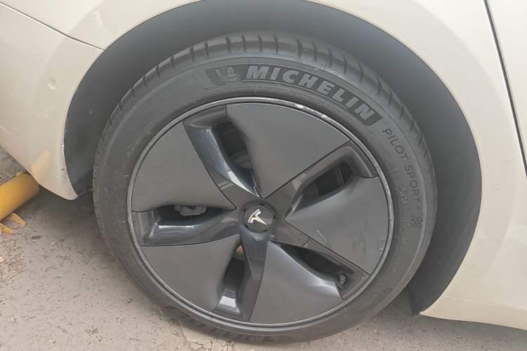 Used Tesla Model 3 2019 Long-Range All-Wheel-Drive Version Right Rear Wheel Hub