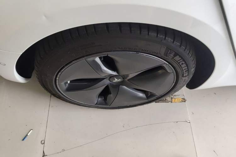 Used Tesla Model 3 2019 Long-Range All-Wheel-Drive Version Right Rear Wheel Hub