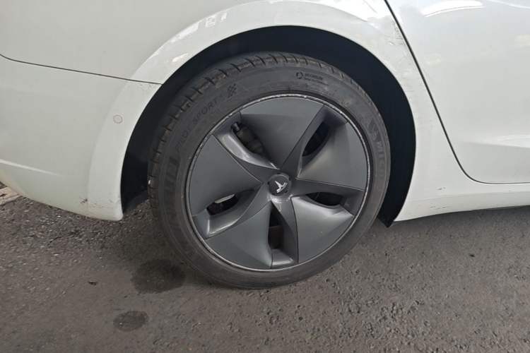 Used Tesla Model 3 2019 Standard Range Rear-Wheel Drive Upgraded Version (60 kWh) Right Rear Wheel Hub
