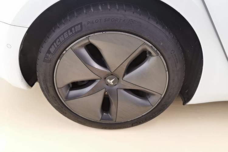 Used Tesla Model 3 2019 Standard Range Rear-Wheel Drive Upgraded Version (52 kWh) Right Rear Wheel Hub