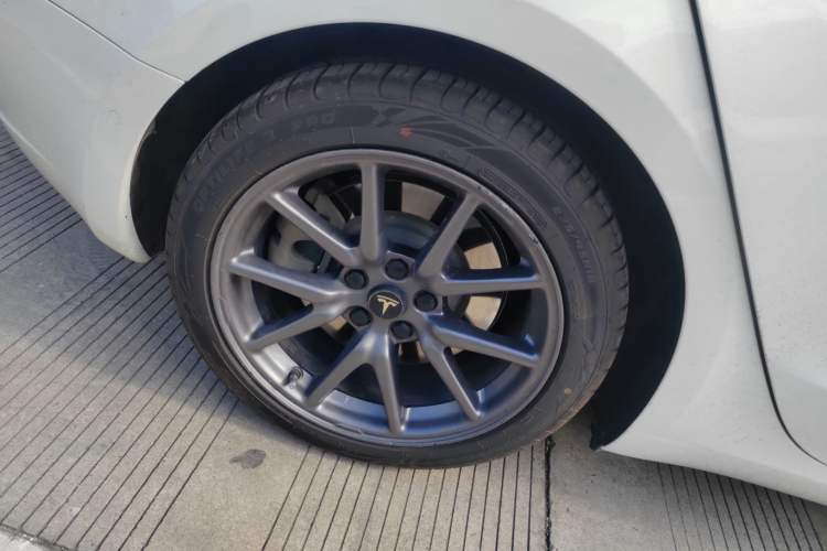 Used Tesla Model 3 2019 Standard Range Rear-Wheel Drive Upgraded Version (52 kWh) Right Rear Wheel Hub