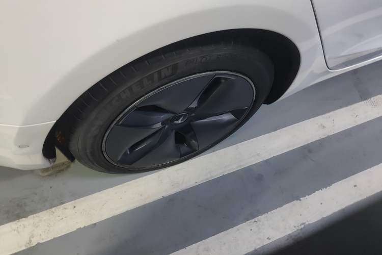 Used Tesla Model 3 2019 Standard Range Rear-Wheel Drive Upgraded Version (60 kWh) Right Rear Wheel Hub