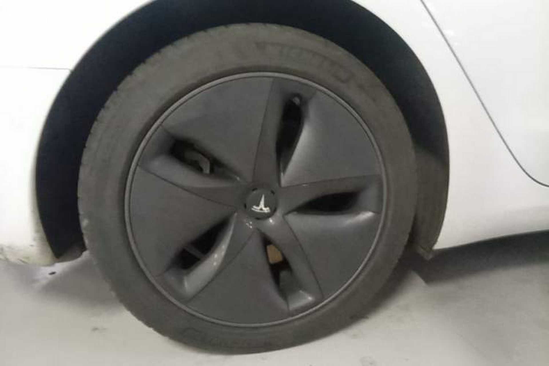 Used Tesla Model 3 2019 Standard Range Rear-Wheel Drive Upgraded Version (60 kWh) Right Rear Wheel Hub