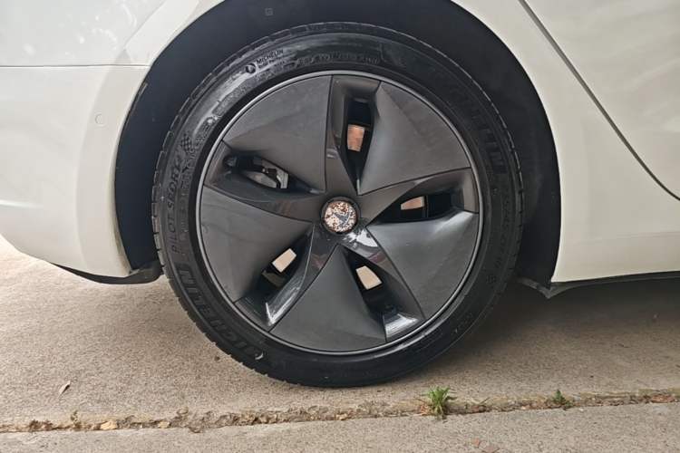 Used Tesla Model 3 2019 Standard Range Rear-Wheel Drive Upgraded Version (52 kWh) Right Rear Wheel Hub