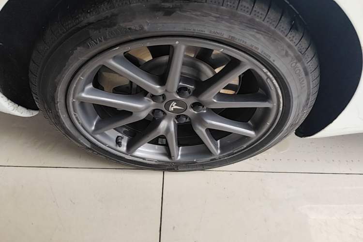 Used Tesla Model 3 2019 Standard Range Rear-Wheel Drive Upgraded Version (52 kWh) Right Rear Wheel Hub