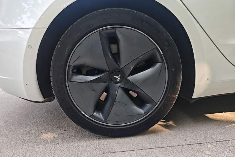 Used Tesla Model 3 2019 Standard Range Rear-Wheel Drive Upgraded Version (52 kWh) Right Rear Wheel Hub