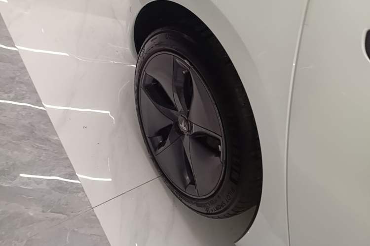 Used Tesla Model 3 2019 Long-Range All-Wheel-Drive Version Right Rear Wheel Hub