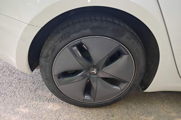 Used Tesla Model 3 2019 Long-Range All-Wheel-Drive Version Right Rear Wheel Hub