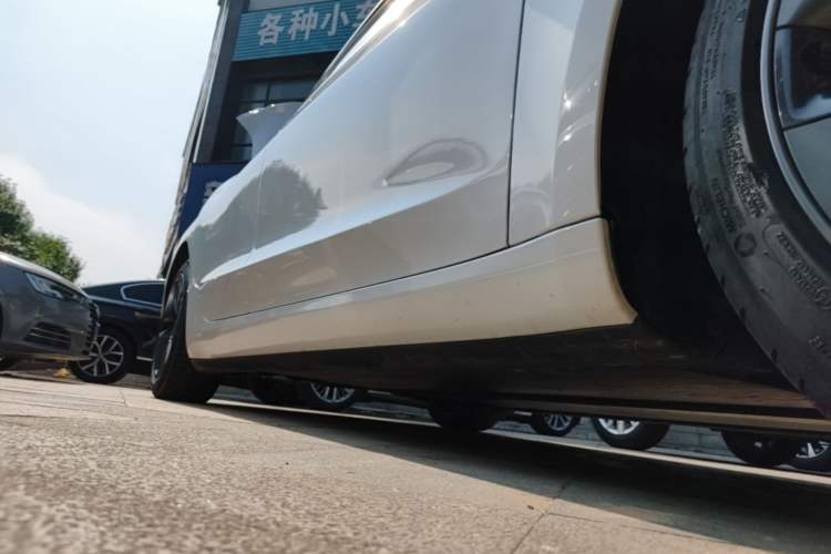 Used Tesla Model 3 2019 Standard Range Rear-Wheel Drive Upgraded Version (60 kWh) Right Side Sill