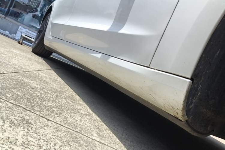 Used Tesla Model 3 2019 Standard Range Rear-Wheel Drive Upgraded Version (60 kWh) Right Side Sill