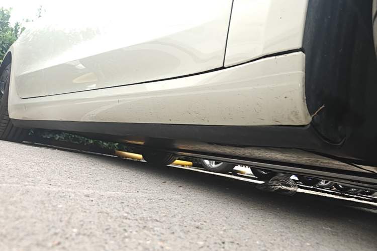 Used Tesla Model 3 2019 Long-Range All-Wheel-Drive Version Right Side Sill