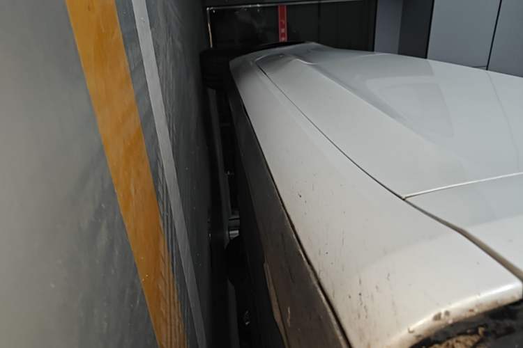 Used Tesla Model 3 2019 Standard Range Rear-Wheel Drive Upgraded Version (60 kWh) Right Side Sill
