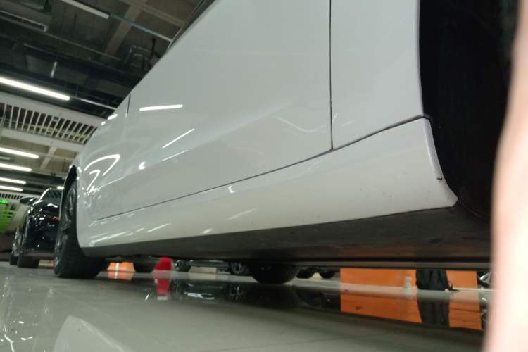 Used Tesla Model 3 2019 Standard Range Rear-Wheel Drive Upgraded Version (52 kWh) Right Side Sill