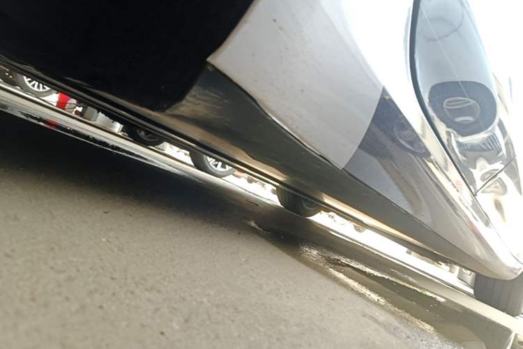 Used Tesla Model 3 2019 Long-Range Rear-Wheel-Drive Version Right Side Sill