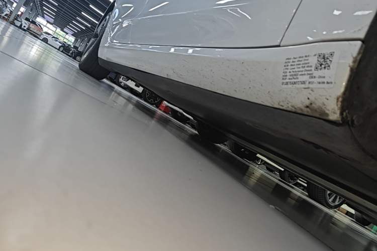 Used Tesla Model 3 2019 Long-Range Rear-Wheel-Drive Version Right Side Sill