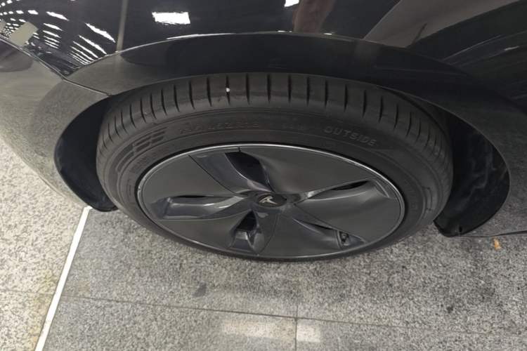 Used Tesla Model 3 2020 Revised Version Standard Range Rear-Wheel Drive – Upgraded Edition Left Front Wheel Hub