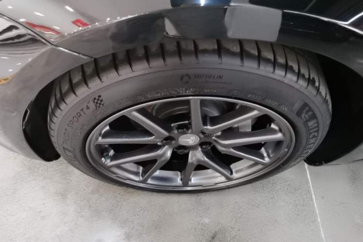 Used Tesla Model 3 2020 Revised Version Standard Range Rear-Wheel Drive – Upgraded Edition Left Front Wheel Hub