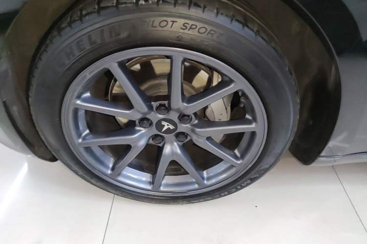Used Tesla Model 3 2020 Revised Version Standard Range Rear-Wheel Drive – Upgraded Edition Left Front Wheel Hub