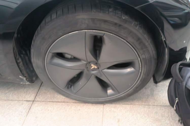 Used Tesla Model 3 2020 Revised Version Standard Range Rear-Wheel Drive – Upgraded Edition Right Front Wheel Hub