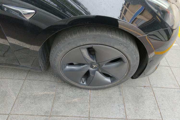 Used Tesla Model 3 2020 Revised Version Standard Range Rear-Wheel Drive – Upgraded Edition Right Front Wheel Hub