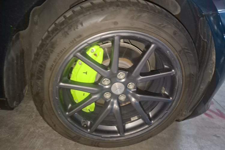 Used Tesla Model 3 2020 Revised Version Standard Range Rear-Wheel Drive – Upgraded Edition Right Front Wheel Hub
