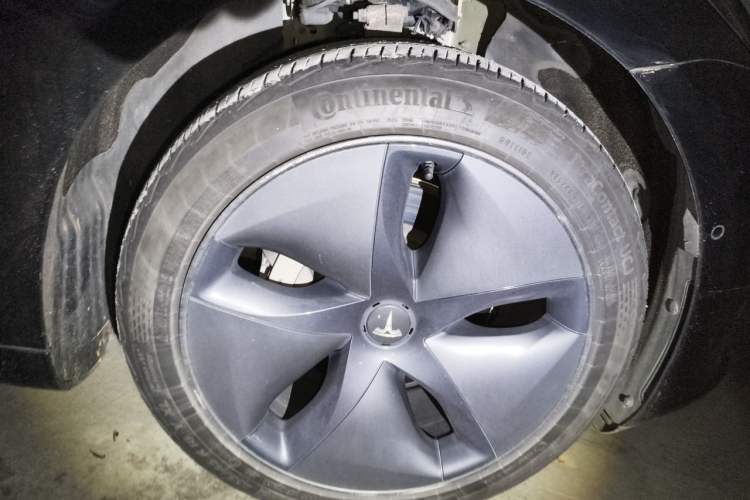 Used Tesla Model 3 2020 Long-Range Rear-Wheel-Drive Version Right Front Wheel Hub