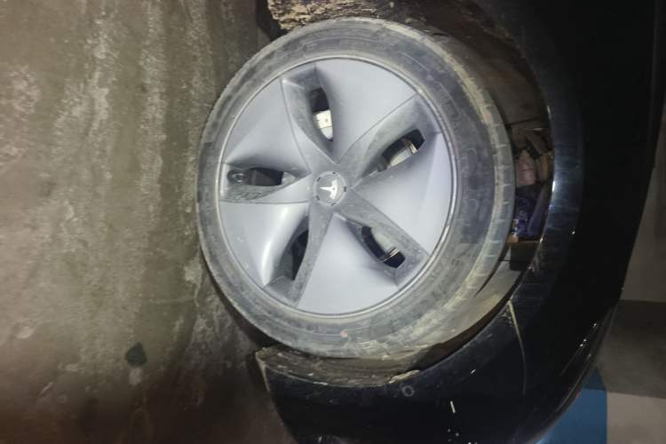 Used Tesla Model 3 2020 Revised Version Standard Range Rear-Wheel Drive – Upgraded Edition Right Front Wheel Hub