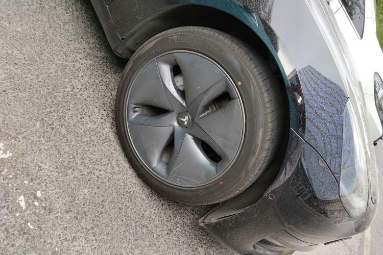 Used Tesla Model 3 2020 Revised Version Standard Range Rear-Wheel Drive – Upgraded Edition Right Front Wheel Hub