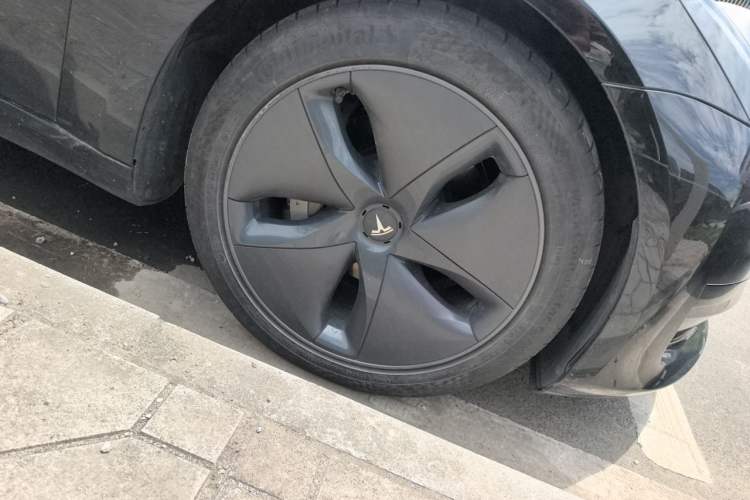 Used Tesla Model 3 2020 Revised Version Standard Range Rear-Wheel Drive – Upgraded Edition Right Front Wheel Hub