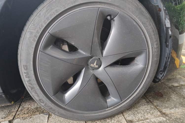 Used Tesla Model 3 2020 Revised Version Standard Range Rear-Wheel Drive – Upgraded Edition Right Front Wheel Hub