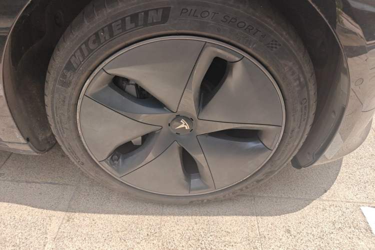 Used Tesla Model 3 2020 Revised Version Standard Range Rear-Wheel Drive – Upgraded Edition Right Front Wheel Hub
