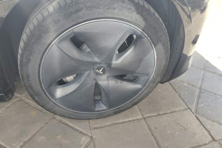 Used Tesla Model 3 2020 Revised Version Standard Range Rear-Wheel Drive – Upgraded Edition Right Front Wheel Hub