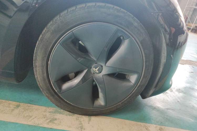 Used Tesla Model 3 2020 Revised Version Standard Range Rear-Wheel Drive – Upgraded Edition Right Front Wheel Hub