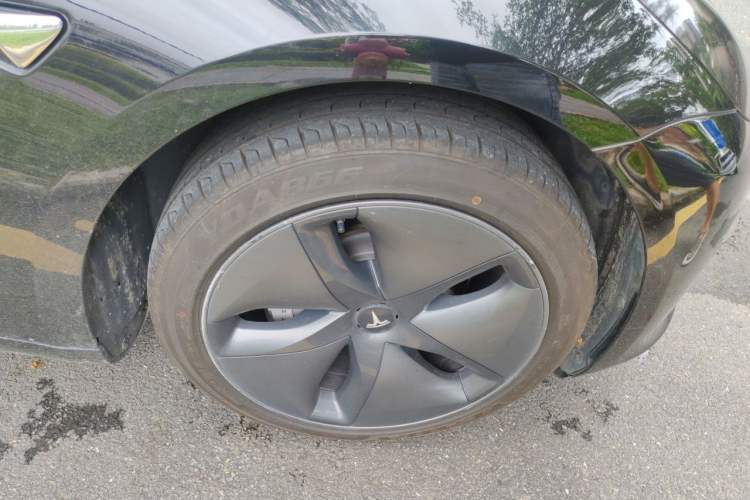 Used Tesla Model 3 2020 Revised Version Standard Range Rear-Wheel Drive – Upgraded Edition Right Front Wheel Hub
