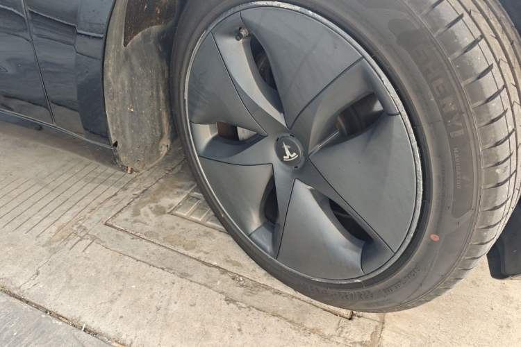 Used Tesla Model 3 2020 Revised Version Standard Range Rear-Wheel Drive – Upgraded Edition Right Front Wheel Hub