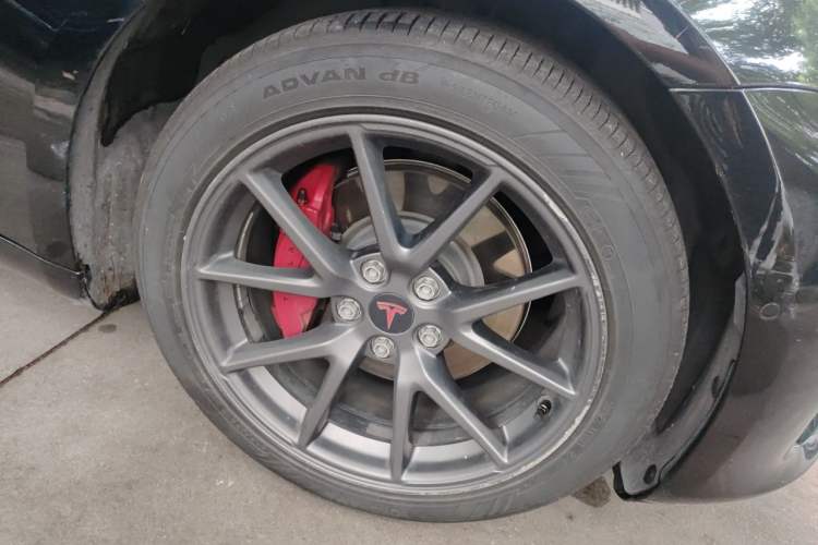 Used Tesla Model 3 2020 Revised Version Standard Range Rear-Wheel Drive – Upgraded Edition Right Front Wheel Hub